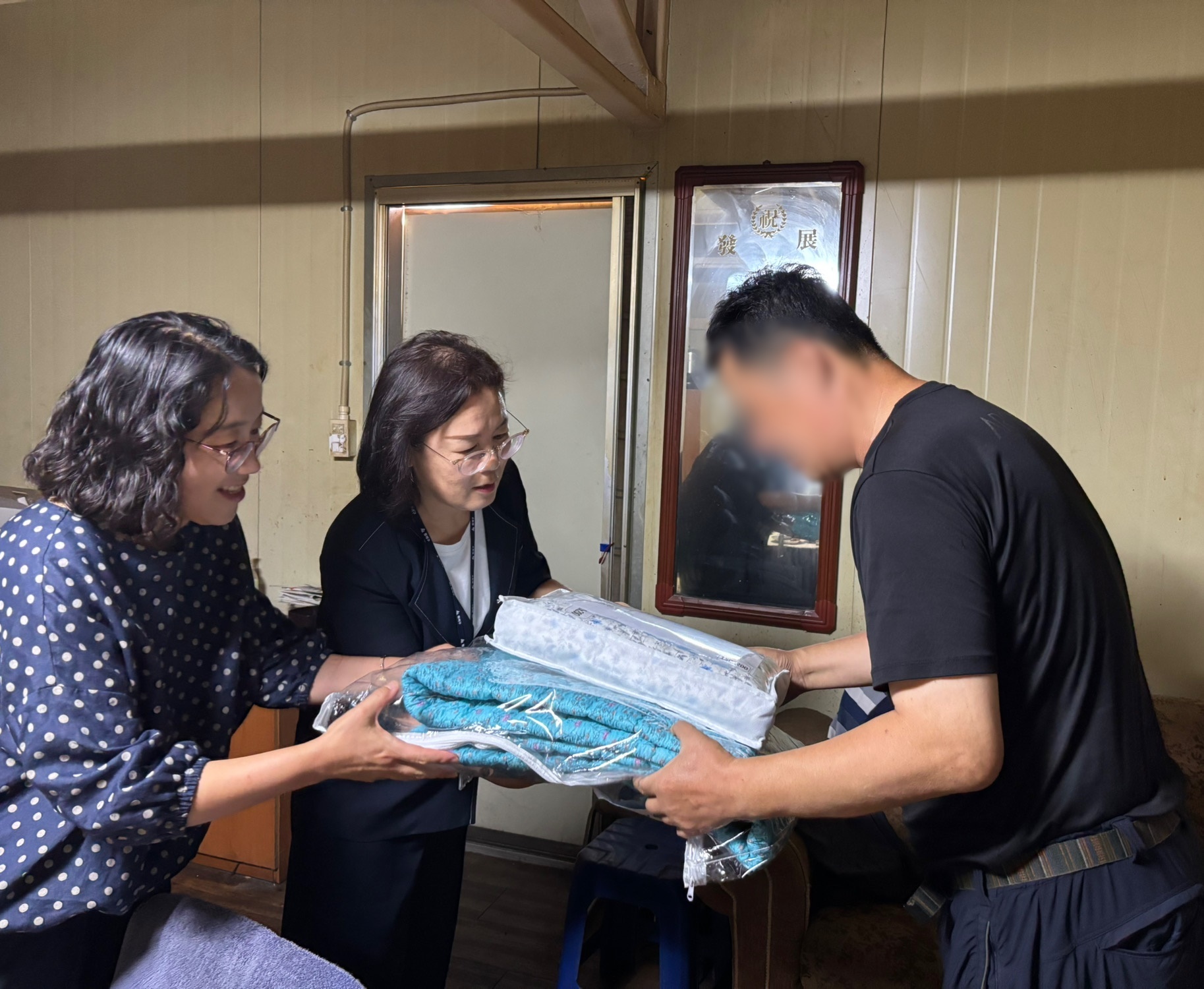 부산 동래구 온천1동, ‘5710 건강 한 걸음’ 후원금으로 폭염 취약 가구에 냉감 이불 세트 전달