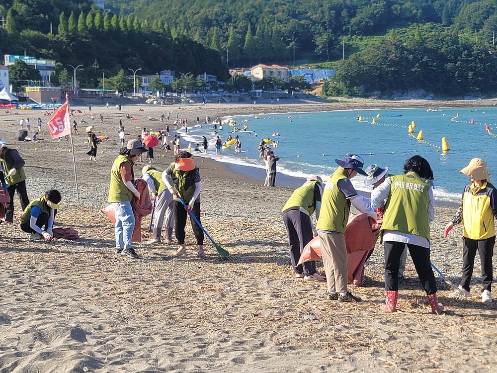 여수시 만덕동, 통장 회의 대신 환경정화 활동…해수욕장 복구 앞장