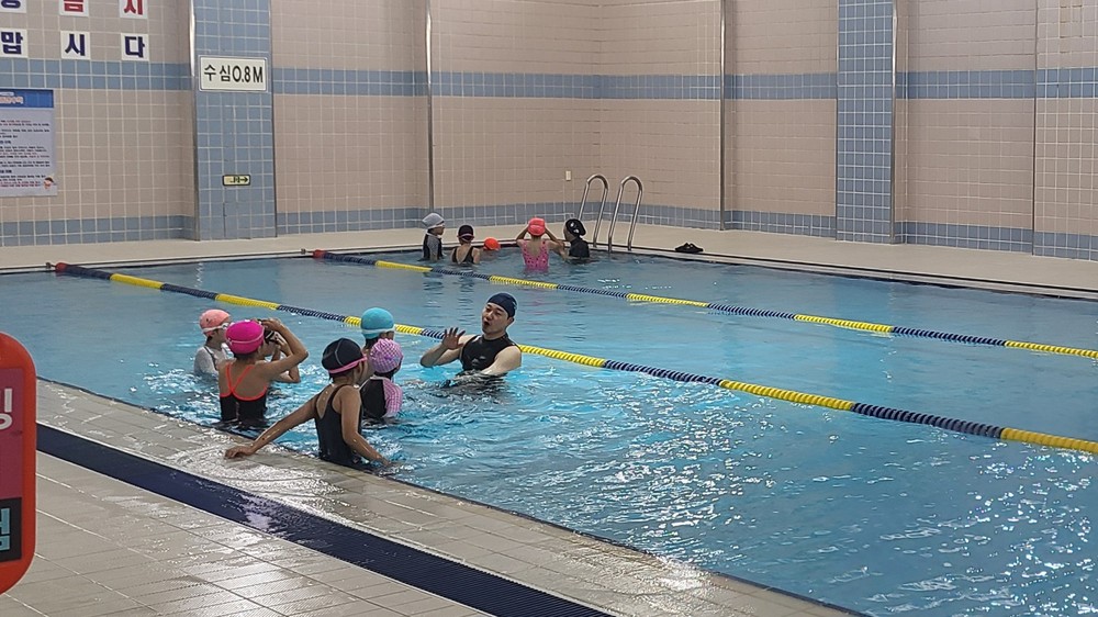 춘천도시공사 국민생활관, 여름방학 맞아 지역아동센터 어린이 대상 수영교실 운영