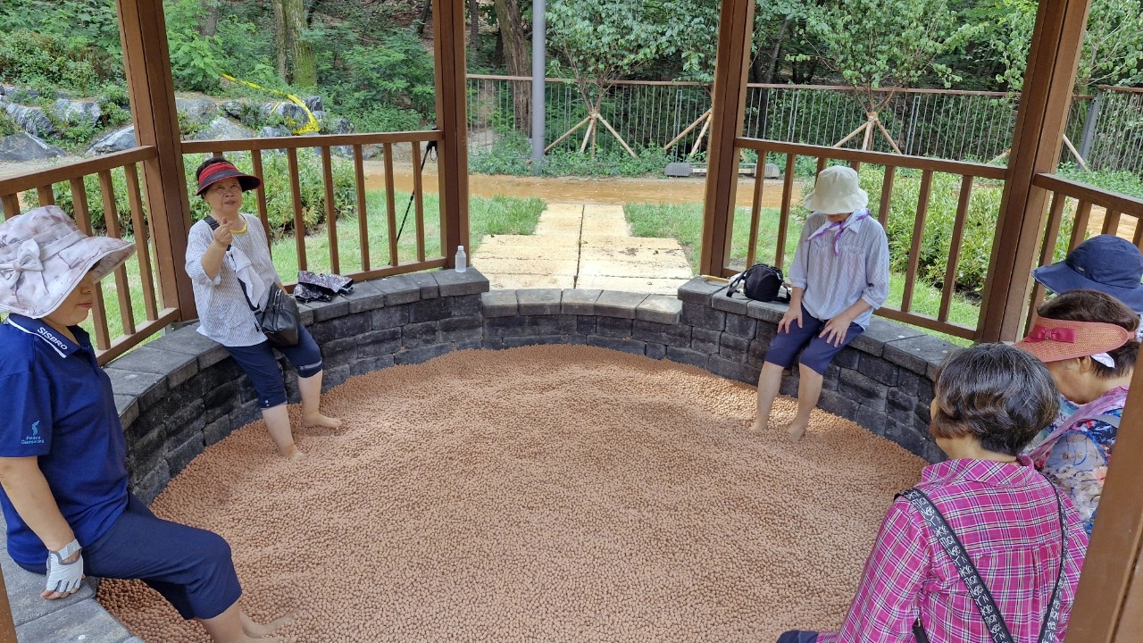 주민이 직접 참여하고 운영하는 개운산 맨발황톳길