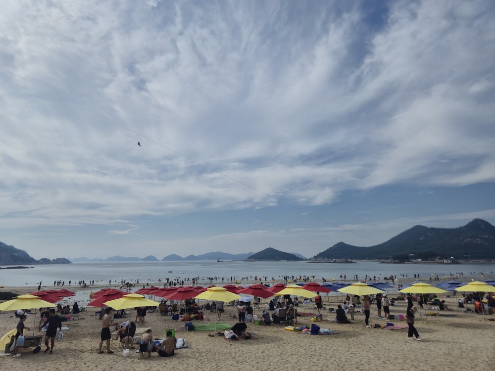 군산 선유도해수욕장, 본격 방학 맞아 가족 단위 피서객 북적