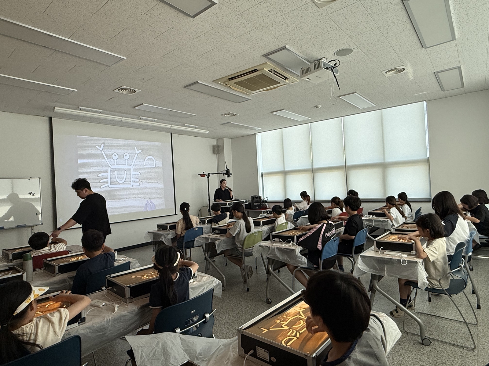 함안군립 칠원도서관 샌드아트‘빛과 모래로 만나는 함안’체험 성료