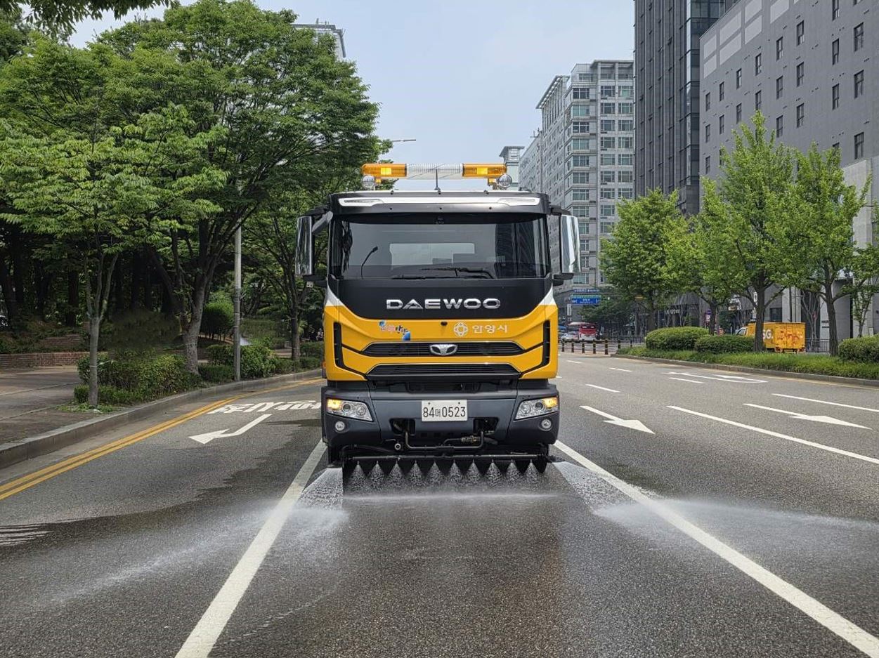 안양시, 도로 열기 식히는 ‘살수차’ 확대 운영