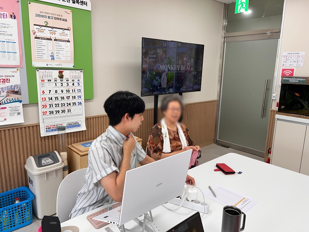 오산시 칠복센터, 어르신 대상 ‘민생회복 소비쿠폰’ 신청 지원…디지털 소외 해소 앞장