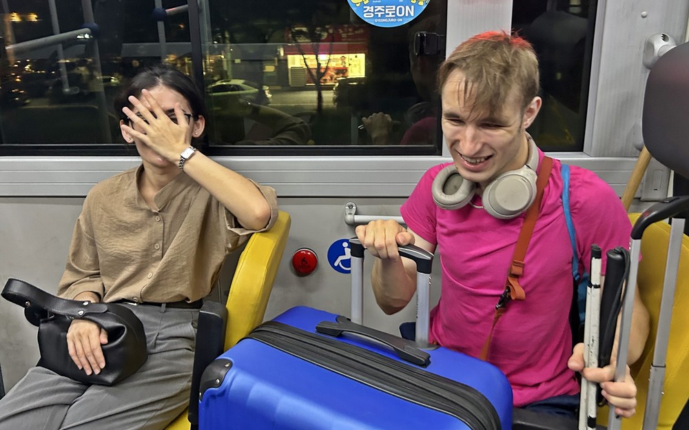 “버스는 종점에 멈췄지만, 배려는 멈추지 않았다.”… 시각장애인 외국인 승객 위한 따뜻한 동행