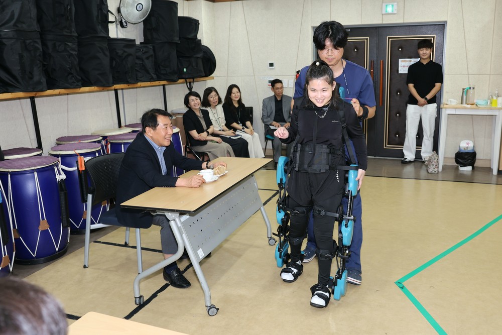 ‘웨어러블 돌봄로봇’ 보행장애인들에게 희망 선사