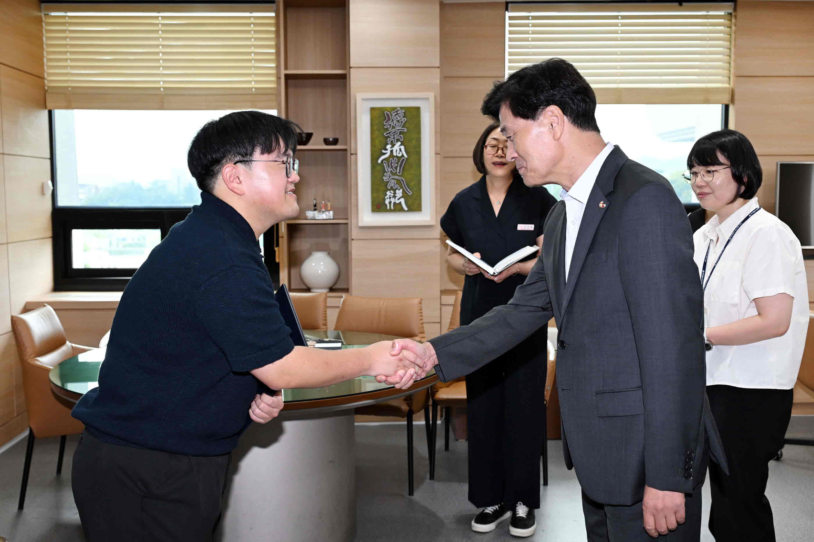 밀양시, 2025년 상반기 민원행정 우수공무원 시상 및 간담회 개최