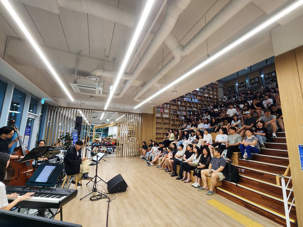 열대야에는 시원한 도서관에서 만화책이지!