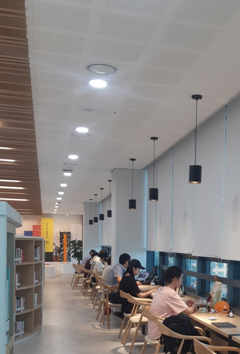 무더위 피해 도서관으로… 동두천시 도서관, 시민 쉼터로 각광
