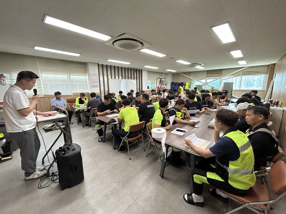 매뉴얼 기반 신속한 청소차량 사고 대응 나선다 - '청소차량 사고 운전자 대응 매뉴얼' 마련…관계 직원 교육 실시