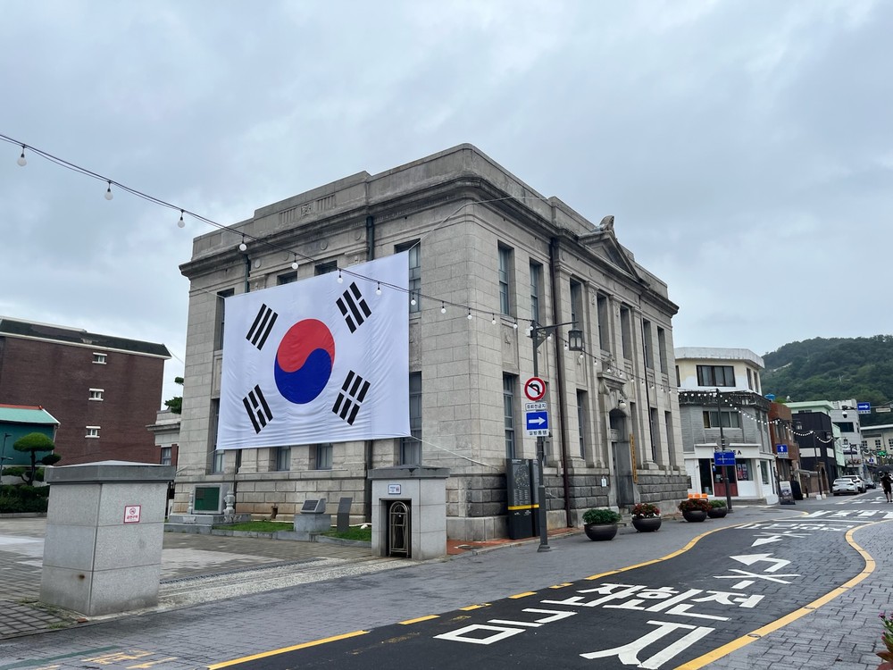 목포시, 광복 80주년 맞아 근대역사관에 대형 태극기 게시