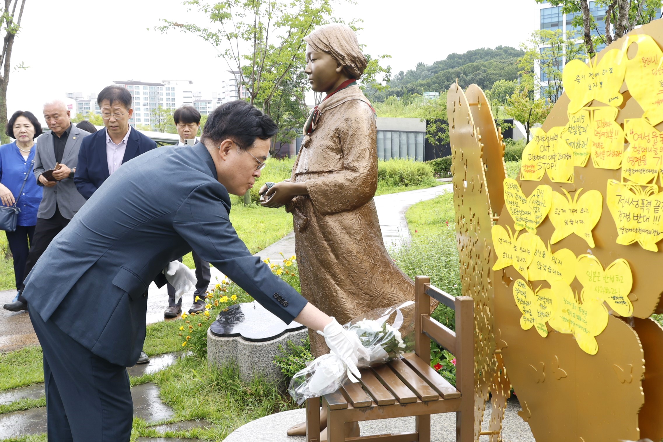 진교훈 강서구청장, 광복절 맞아 ‘평화의 소녀상’ 참배