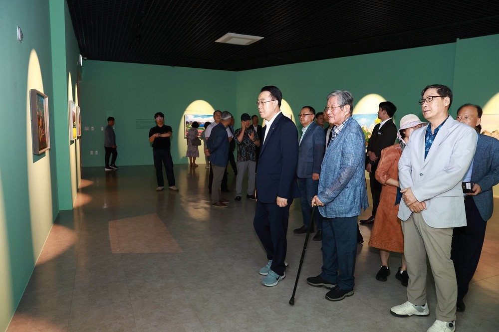 정완기 초대전 ‘아름다운 금수강산’ 성황리 개막