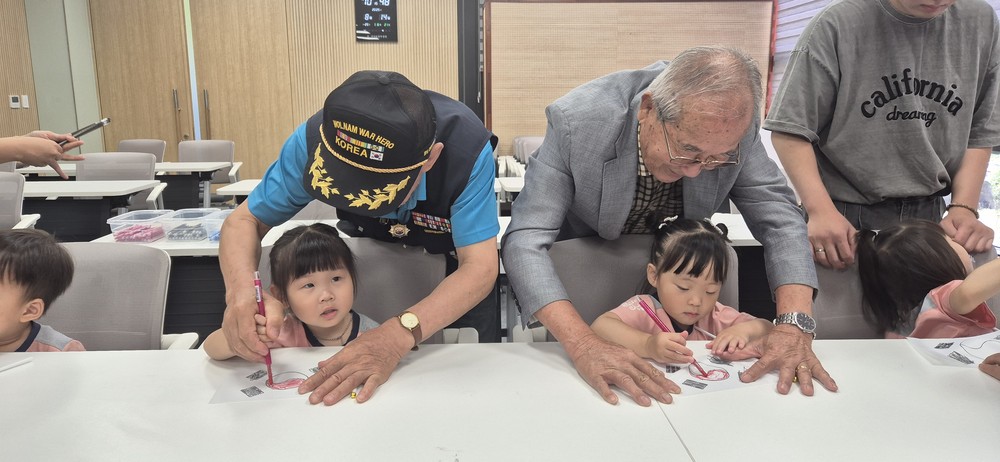 성주군보훈단체연합회, 광복절 맞아 ‘태극기 그리기·콜라주’행사개최