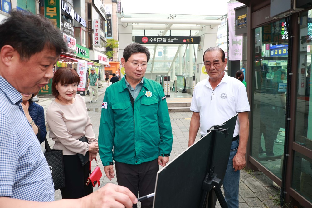 이상일 용인특례시장, 수지구청역 버스정류장 개선 계획 현장 점검