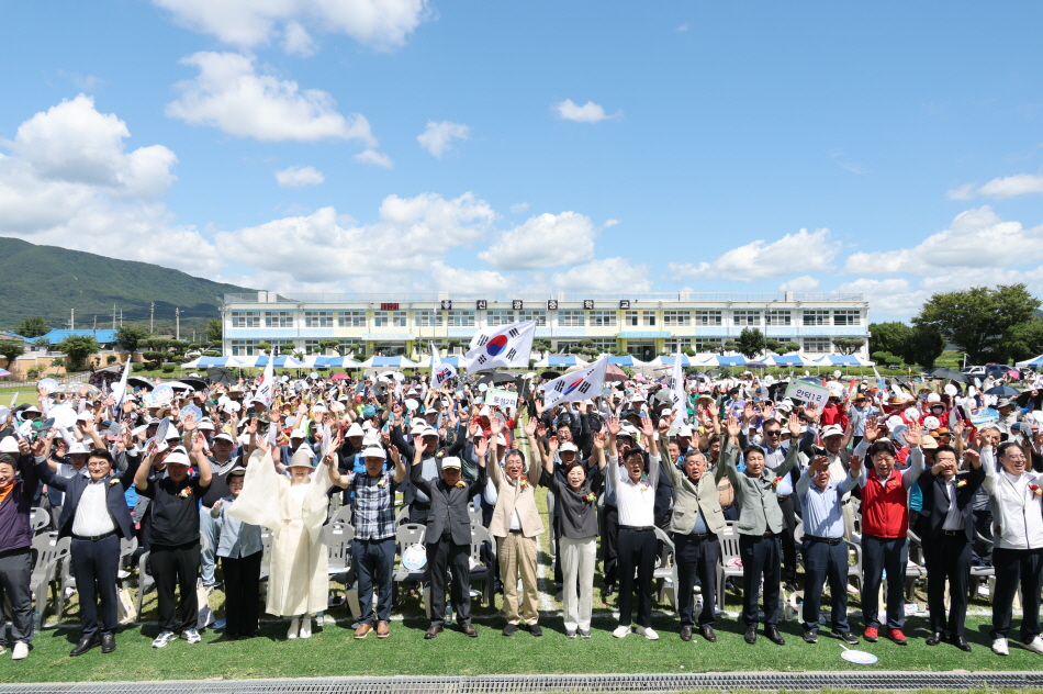 광복의 함성 신광에 울려퍼졌다! 광복 80주년 기념 축구·민속경기 성료