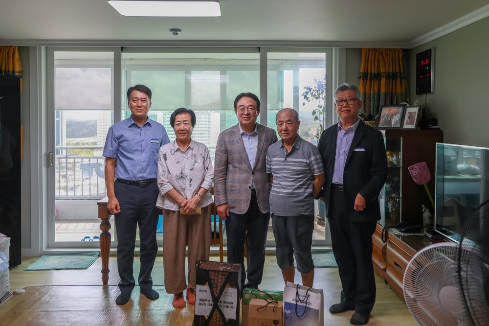 옥천군, 제80주년 광복절 기념 독립유공자 유족 家 방문하여 격려품 전달