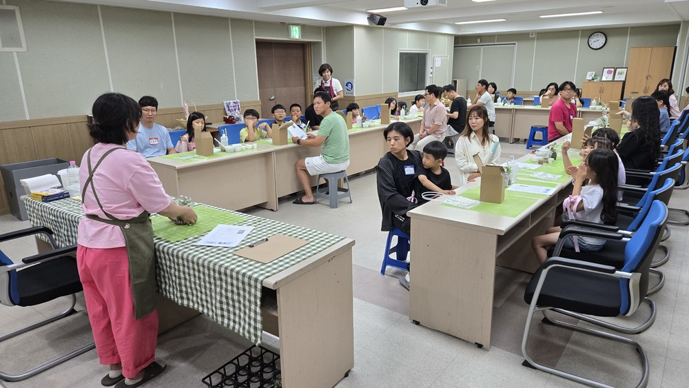 강진군도서관, ‘도서관에서 하룻밤’ 가족독서캠프 성료
그림책 주제 강연·놀이 활동 가족 독서 문화 필요성 체감해