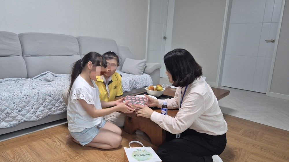 일상까지 세심하게 챙겨준 고마운 사장님! 관내 저소득 아동들에게 양말 선물