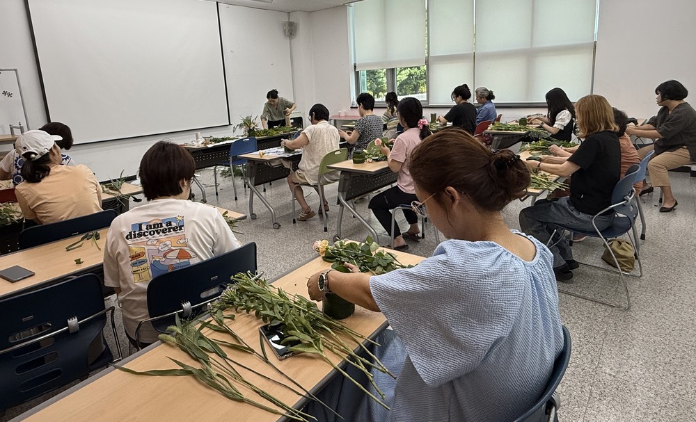 함안군립칠원도서관 8월 일일 강좌‘생화를 이용한 장식(내추럴 센터피스) 만들기’성료