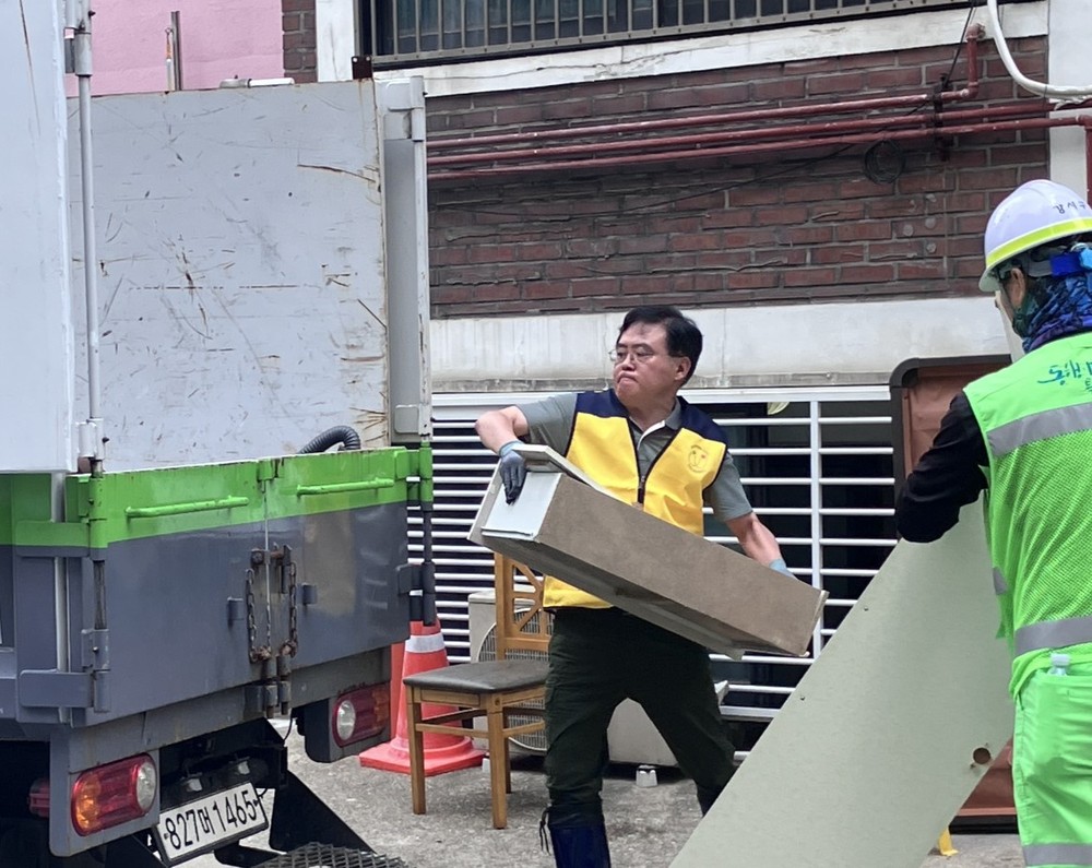 진교훈 강서구청장, 극한 폭염 속 수해 복구 작업 현장 방문