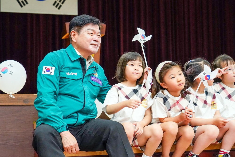 이필형 동대문구청장, 광복 80주년 맞아 어린이 태극기 그림 그리기 대회 참석