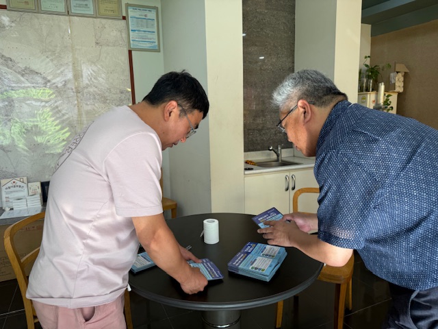 경산시, 외국인 대상 생활쓰레기 배출요령 홍보물 배포