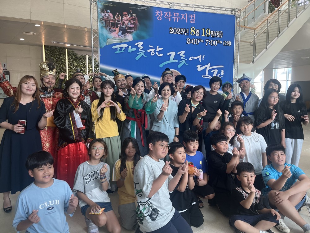창작뮤지컬 ‘파릇한 그릇에 담긴’,성황리에 마무리
강진아트홀 대극장 가득 메운 창작 뮤지컬, 관객 감동 속에 성료