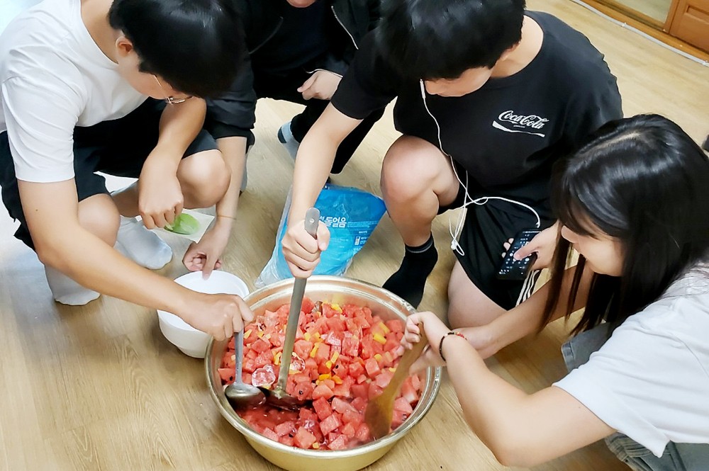 청송군, 학생들과 함께하는 어르신 돌봄 프로그램 운영