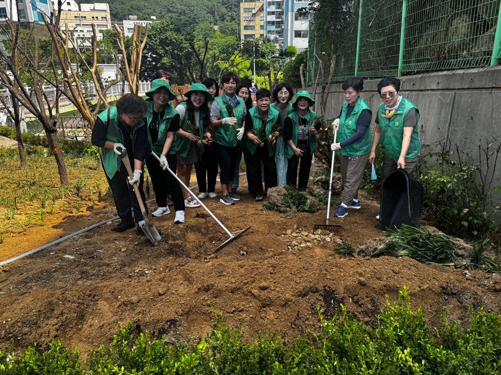 부산 북구 화명2동, 상습 불결지 화단 조성과 환경정비 활동 전개