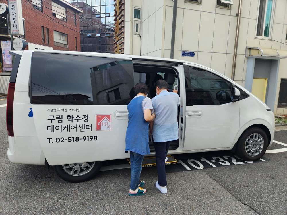 강남구, 구립 데이케어센터 노후 셔틀차량 신형으로 교체…어르신 안전 강화