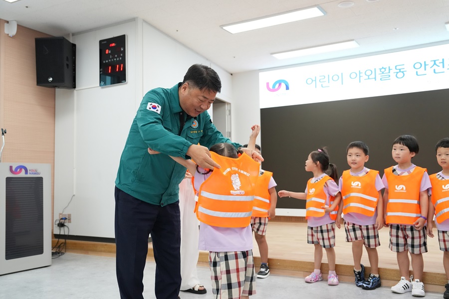 “작은 조끼 큰 안전!” 부산 남구, 어린이집 야외 활동 안전조끼 전달