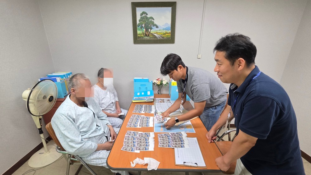 강진 병영면, 입원 주민에 민생회복 소비지원 쿠폰 전달