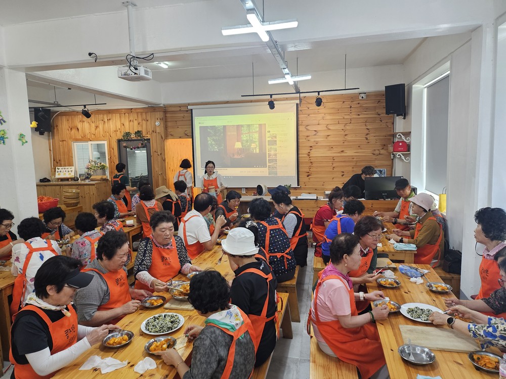 사천시 노인일자리사업, 고추장 만들기 문화활동 가져