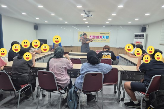 동두천시가족센터, 2025년 진로체험 프로그램 가죽공예 ‘카드지갑 만들기’ 진행