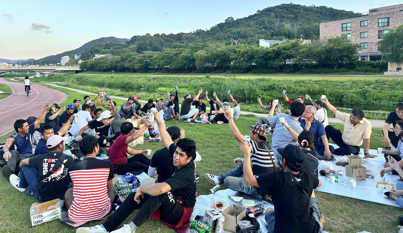 정읍시-샘골농협, 공공형 계절근로자와 ‘천변 치맥파티’…폭염 속 사기 충전
