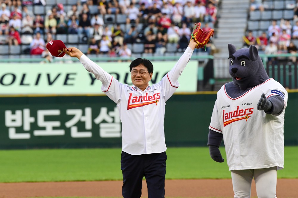 박용철 강화군수, SSG 랜더스 홈경기 시구… 국립강화고려박물관 염원 담아 “등번호 800”