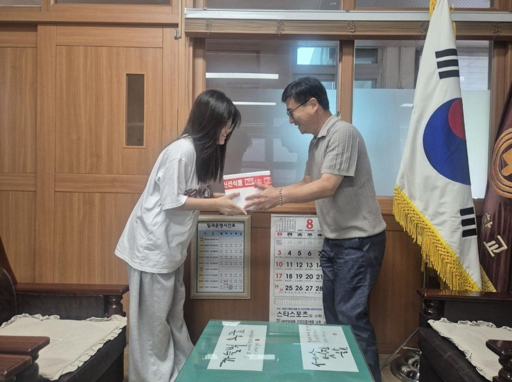 삼가중학교 운영위원회, 학생들에게 태영한우 장학품 전달