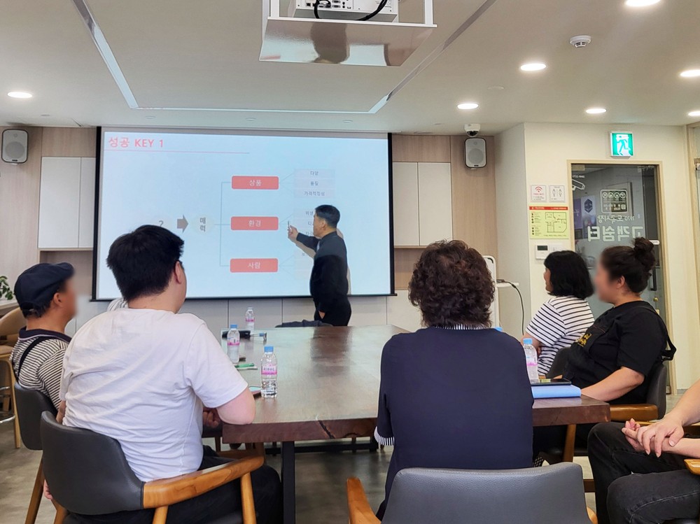 “스마트폰 활용부터 세무·마케팅까지”…강남구, 찾아가는 상인교육 운영