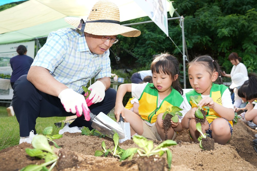중랑구, 중랑행복농장에서 도시농업 실천… 김장채소 모종 배부·교육 진행