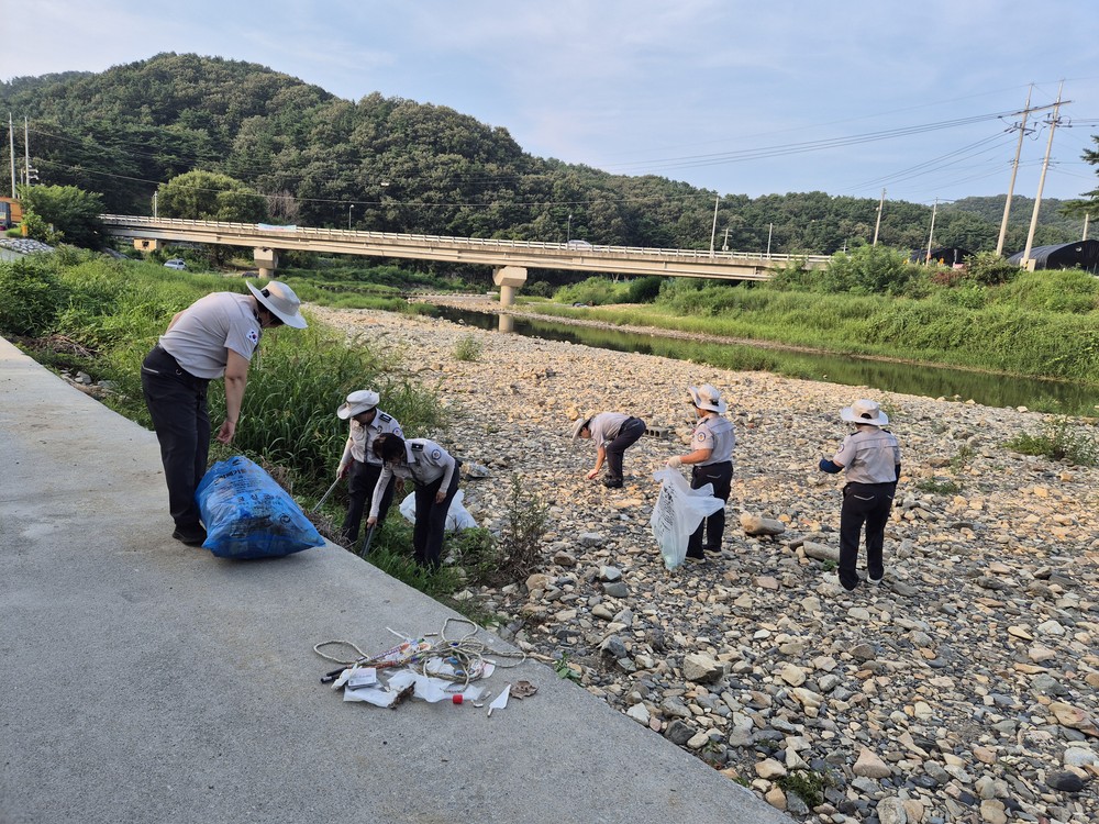 금산군 복수면자율방범대, 유등천 물놀이 안전사고 예방 및 환경 정화 활동 전개