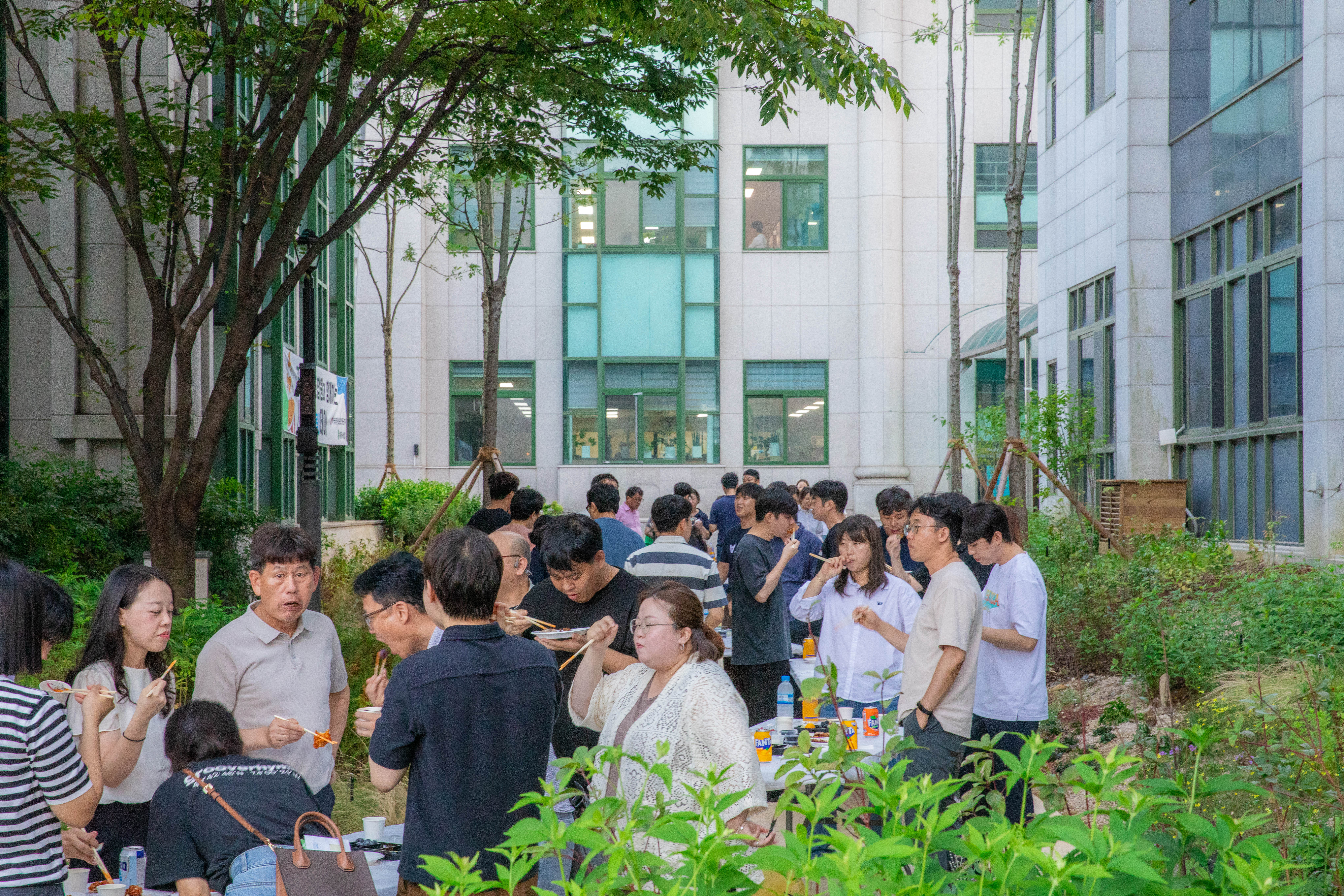 공무원노조 하동군지부, 군청 정원에 펼쳐진 치킨 파티 “조합원 힐링데이”