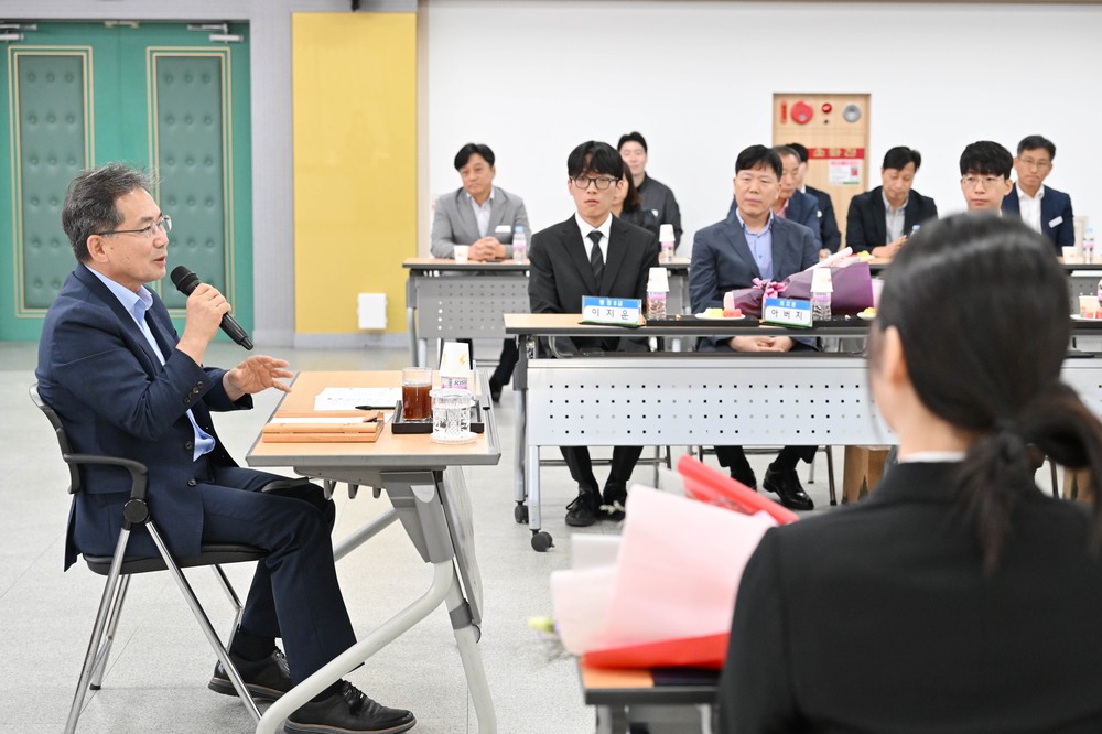 군위군, 2025년 하반기 신규공무원 임용식 개최