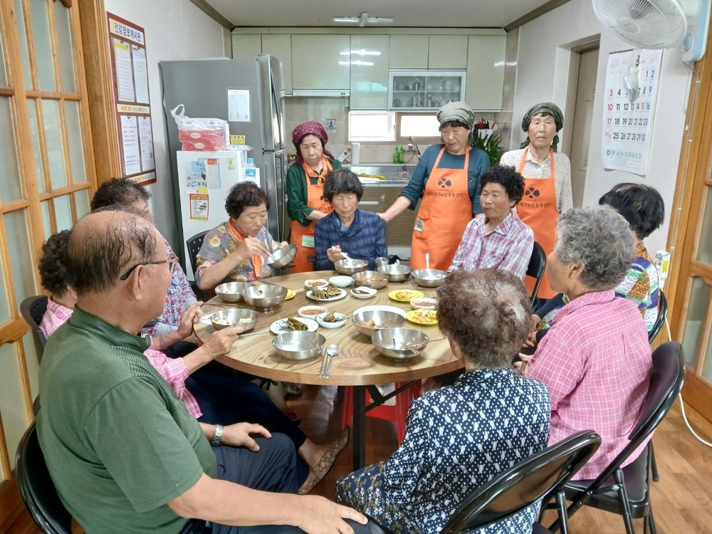 “같이 먹으니 더 맛나데이”