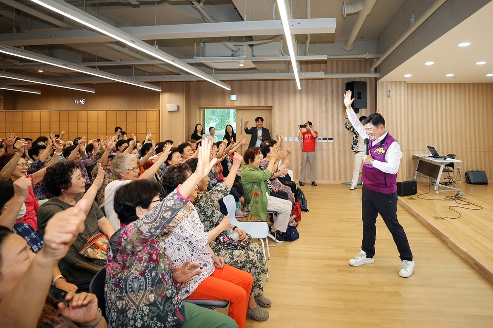 이필형 동대문구청장, 동백꽃노인종합복지관 방문