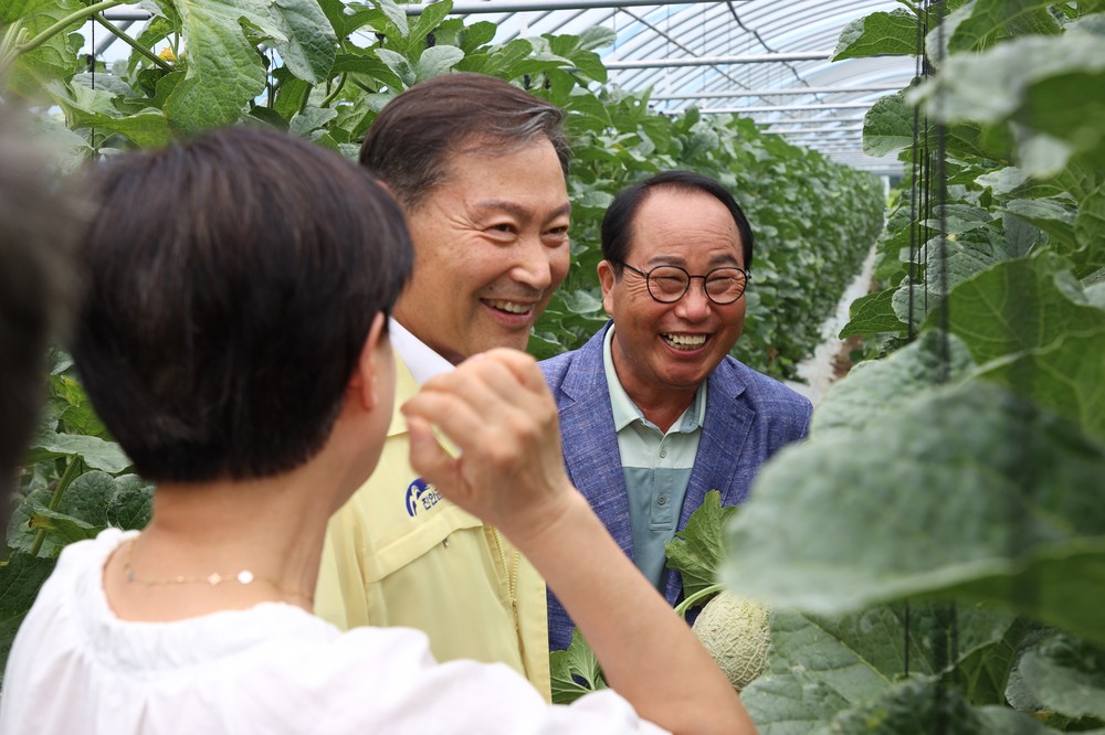 전춘성 진안군수, 멜론 농가 현장 방문
- 재배 농가 격려, 멜론 재배 현장 점검 및 애로사항 청취 -