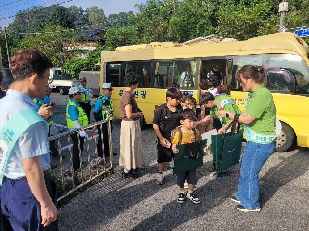 금산군, 진산초에서 운전자 및 어린이 대상 교통안전 캠페인