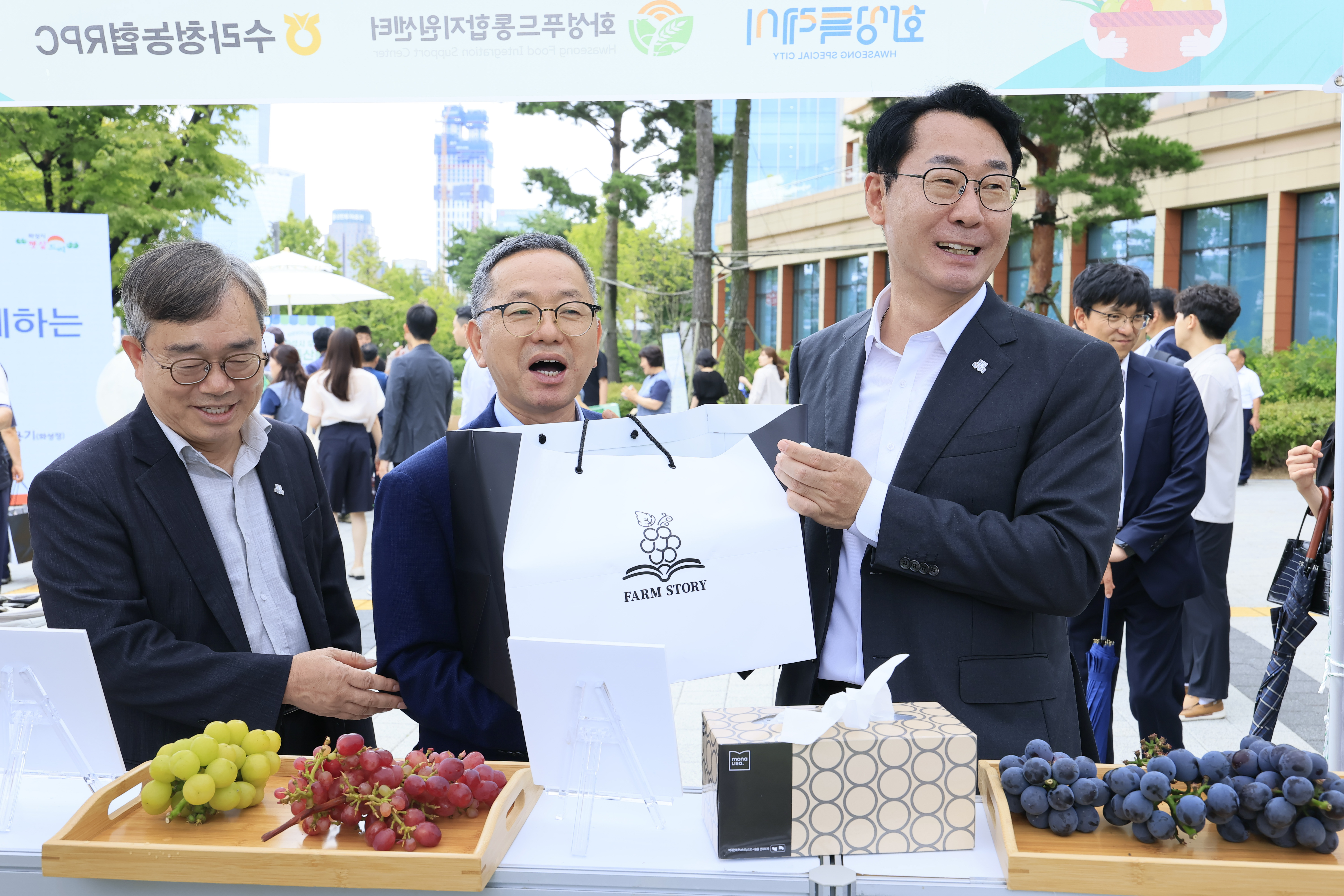 화성특례시, 국회 직거래 장터 열고 송산포도·수향미 등 농산물 홍보