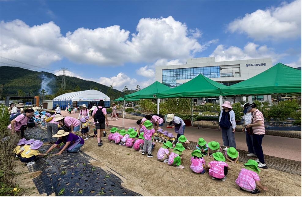 기장군 철마도시농업공원, 어린이 850명과 함께 ‘어린이 텃밭 체험’ 성료