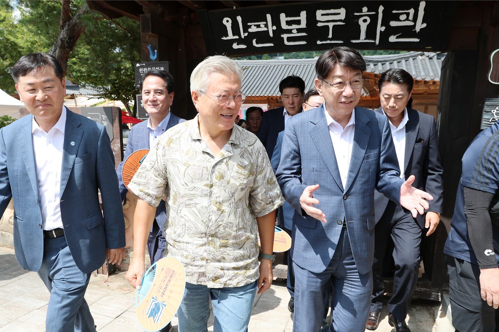 '제8회 전주독서대전' 화려한 개막...문재인 전 대통령 평산책방지기로 깜짝 방문
